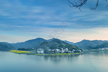 清晨天空皖南新安江十里画廊油菜花背景