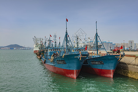 停在码头的远洋渔船背景图片