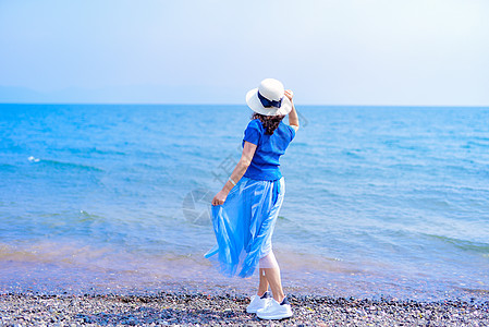 云南玉溪抚仙湖风景美女背影背景