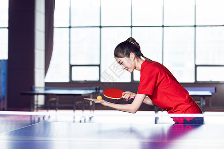 打乒乓球的女性图片