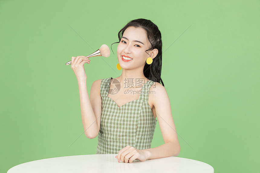 坐在化妆的甜美女孩黄种人女性