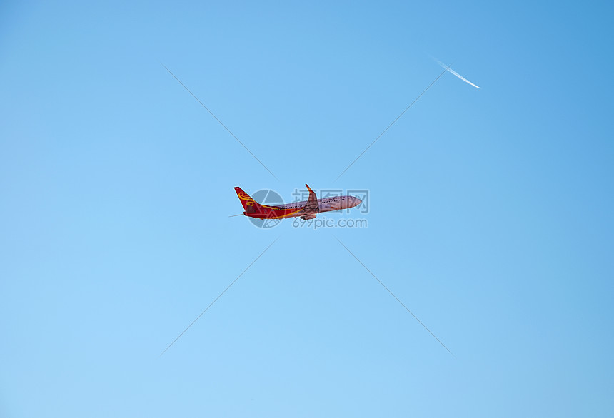 空中飞行的飞机图片