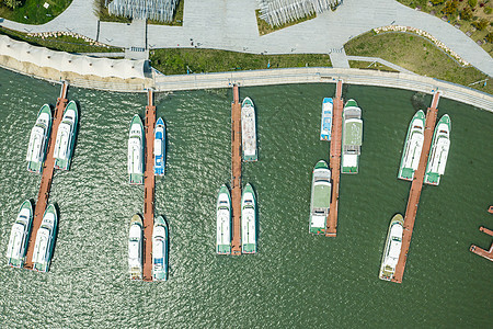 阳澄湖码头靠岸的船只图片