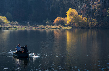 秋天湖面上的小船图片
