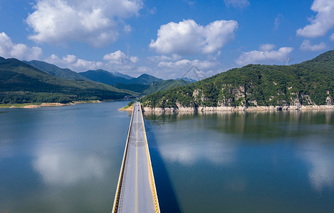 蓝天白云桥梁风景图片