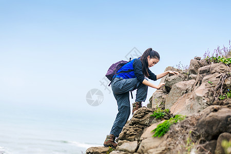 野外徒手爬山的女性高清图片