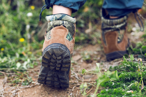 野外穿着徒步鞋走路特写图片