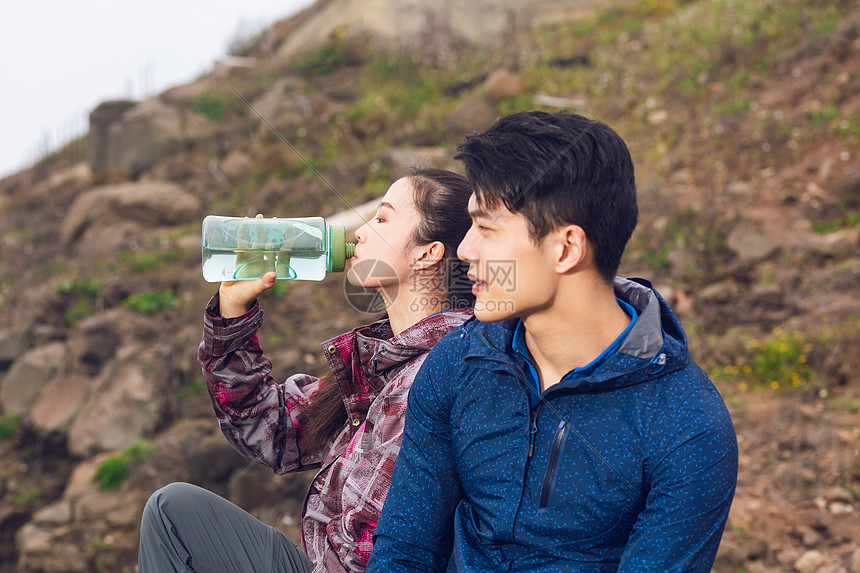 在郊外喝水的女性图片