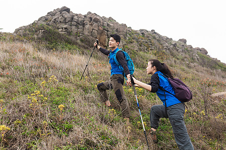 户外登山中的情侣高清图片