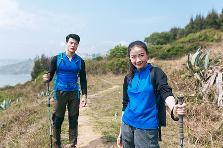 户外徒步男女图片