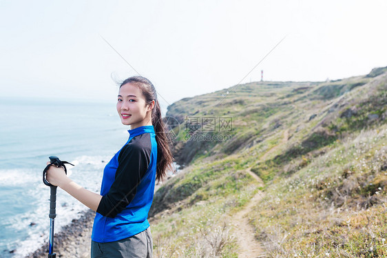 野外海边徒步美女图片