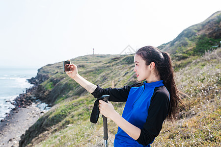 海边山坡上徒步旅游直播人像背景图片