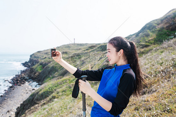 海边山坡上徒步旅游直播人像图片