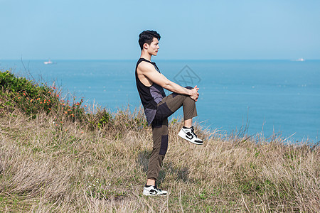 户外海边草地男性运动图片