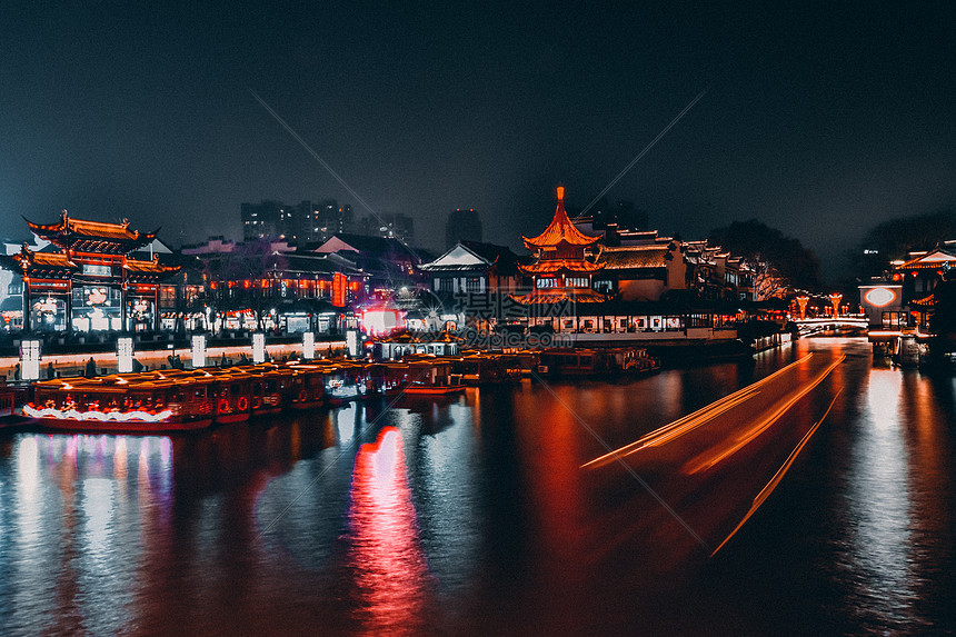 南京夫子庙秦淮河畔古建筑夜景图片