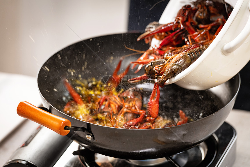 烹饪小龙虾过程图片