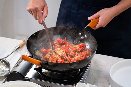 烹饪小龙虾美食炒拉面高清图片