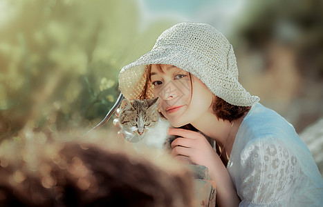 草地猫春游美女与猫咪背景