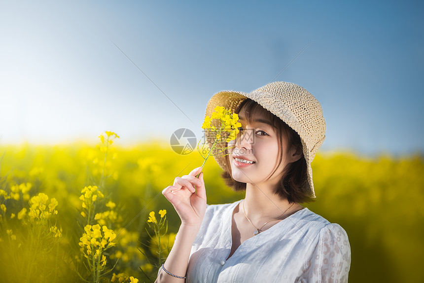 照片 人物情感 唯美油菜花春游白裙微笑美女.