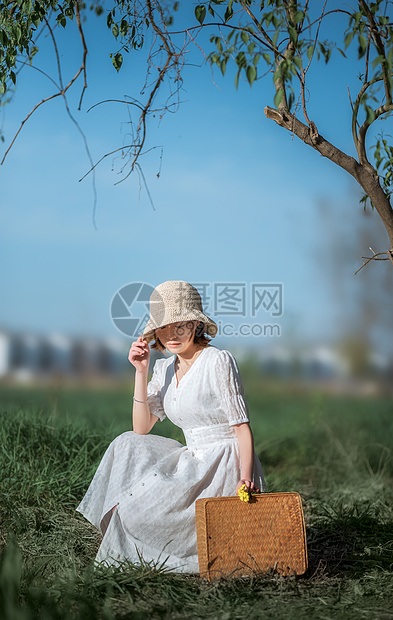 油菜花春景野外郊游旅行美女图片