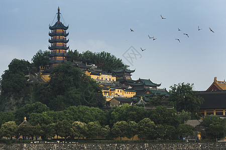 金山寺绿荫湖边高清图片