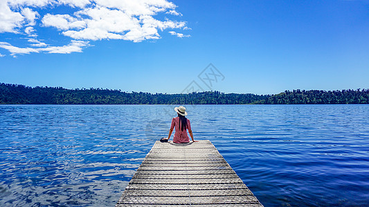 湖边木栈道女孩背影旅行度假图片