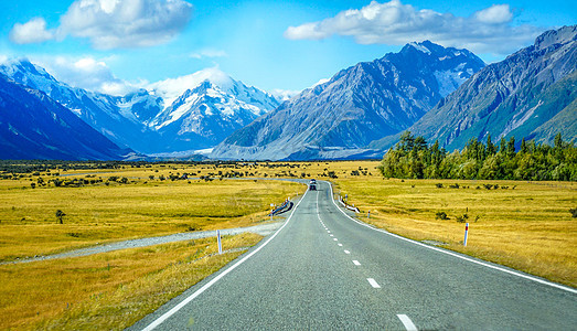 雪山下的公路新西兰自驾风光道路高清图片素材