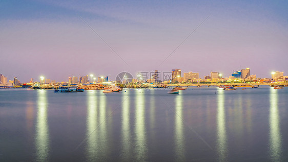 泰国芭堤雅海滨城市夜景风光图片