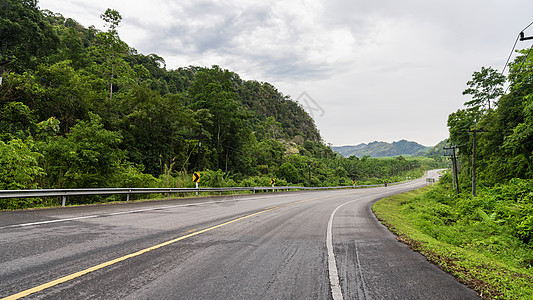 泰国热带交通道路绿化植被背景图片