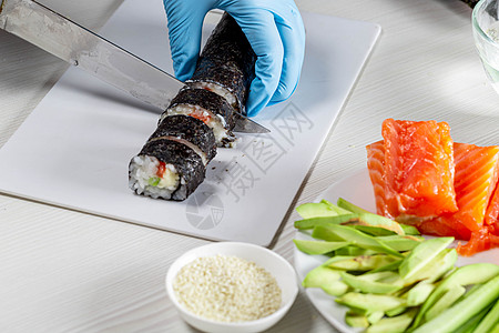 切寿司三文鱼卷高清图片