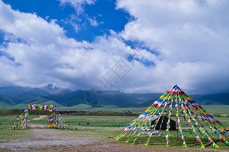 青海公路夏日青海湖边五彩经幡草原秀丽景色背景