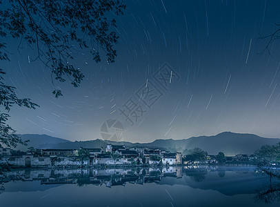 星空湖面宏村晚上的星空星轨背景