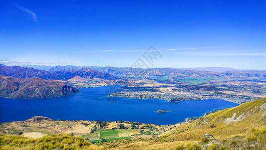 日默瓦新西兰罗伊峰山腰俯瞰瓦纳卡湖风光背景