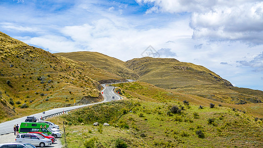 在路上的车新西兰皇冠山脉自驾风光背景