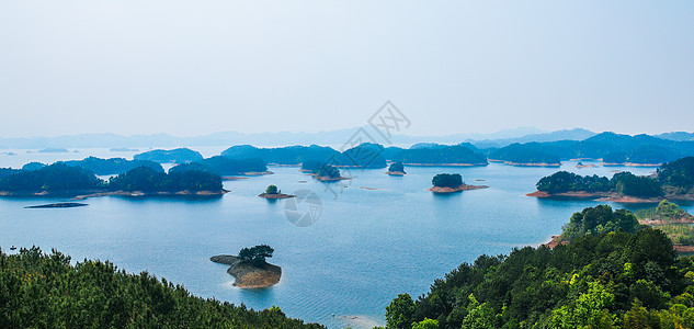 蓝天湖泊梅峰岛观景台观千岛湖全景背景