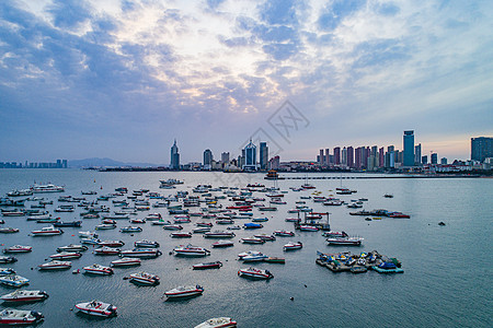 青岛海湾晚霞映照静静的海湾背景