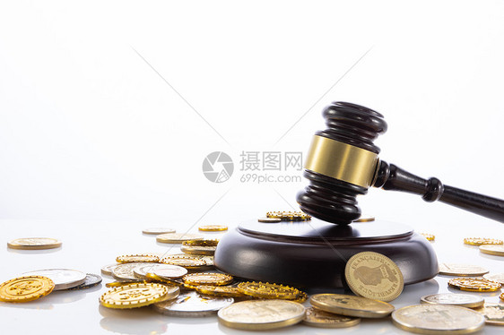 法官法槌和金币图片