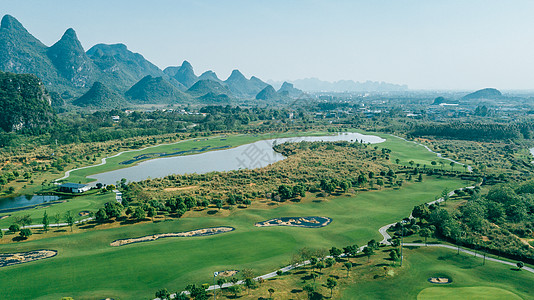 高尔夫果岭航拍高尔夫球场风景球场草地绿地春天背景