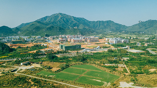 桂林航天学院山脚的大学校园工地背景