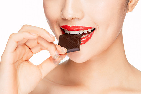 女性吃巧克力特写图片