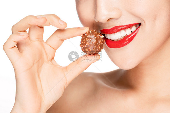 女性吃巧克力特写图片