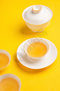 茶盒功夫茶黄色背景的茶汤背景