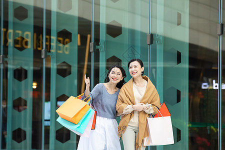 母女逛街购物高清图片