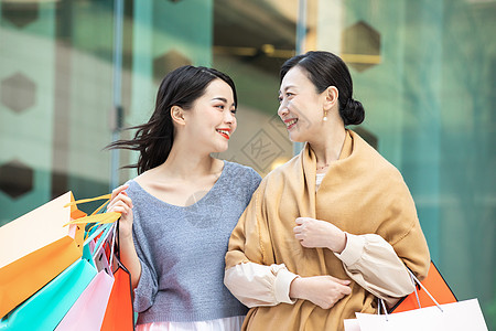 街拍母女逛街购物背景