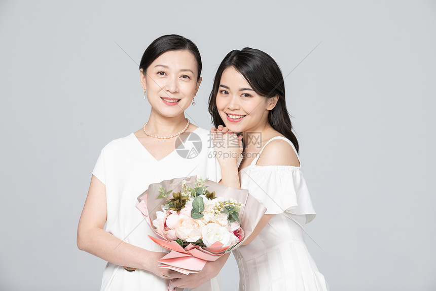 母亲节女儿送妈妈鲜花图片