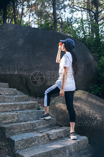 户外登山女性图片