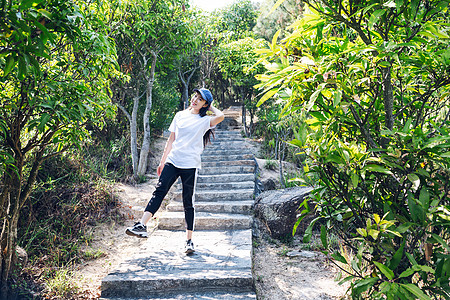 户外美女背景图片