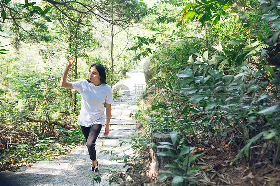 登山美女人像图片