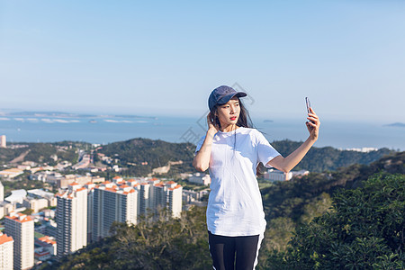 郊外山顶自拍女性背景图片