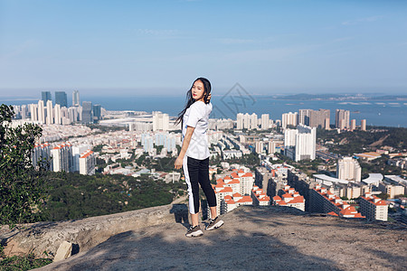 厦门站山顶上的美女背景